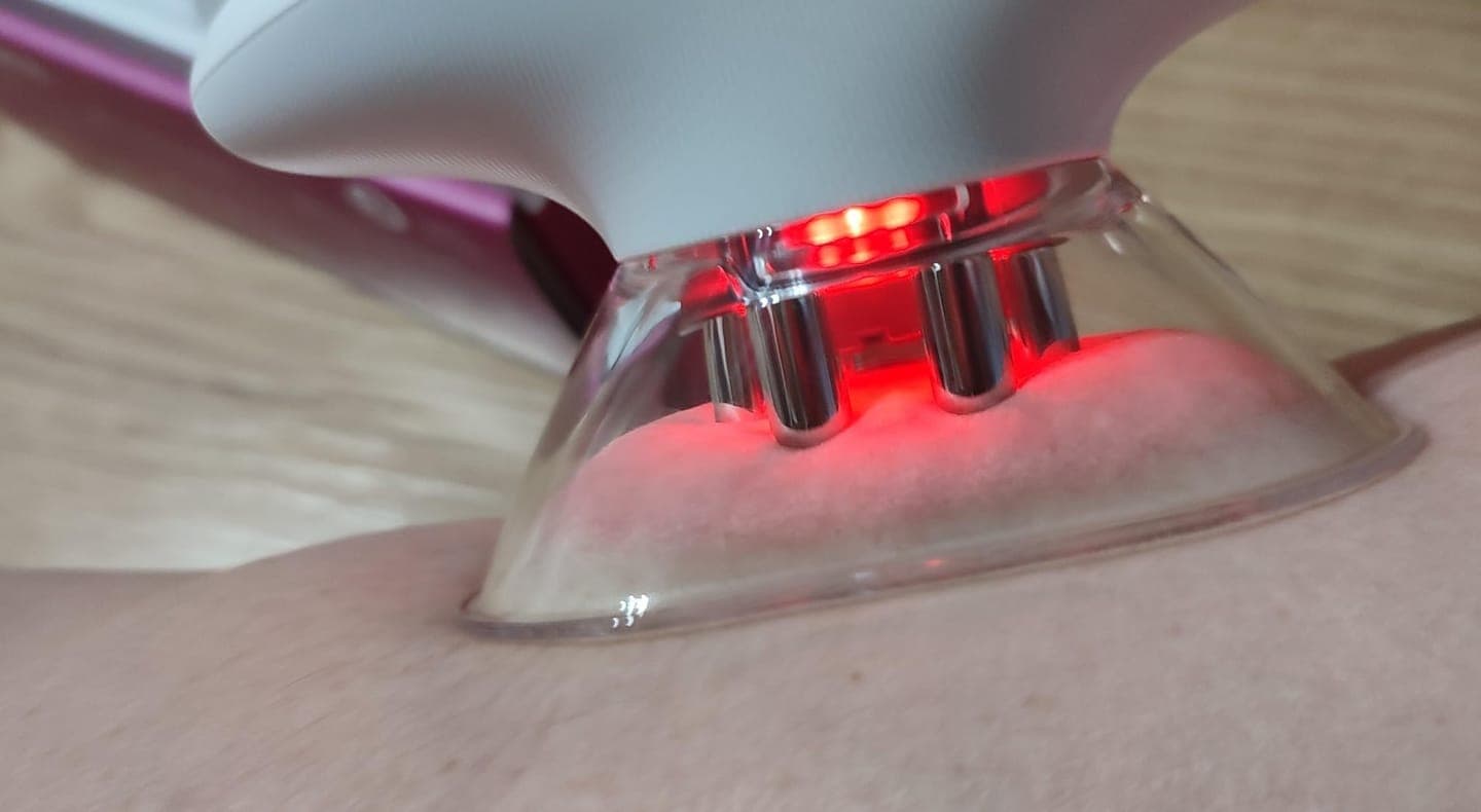Sculpt+ : gros plan de la tête transparente pendant le massage